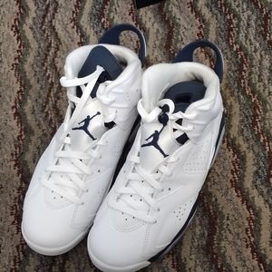 Jordan retro 6 's size 9.5 color white & midnight blue brand new never been worn